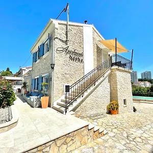 Nona , Pula Croatie